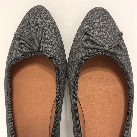 GAP Women's Gray Floral Pattern Flats Shoes - Picture 2 of 10